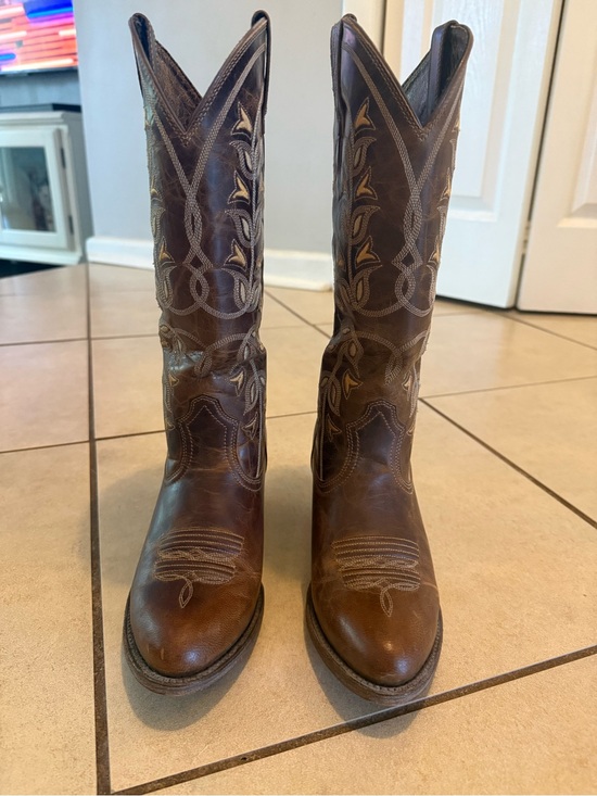 Ariat Shoes - Ariat Brown Distressed Leather Western Boot